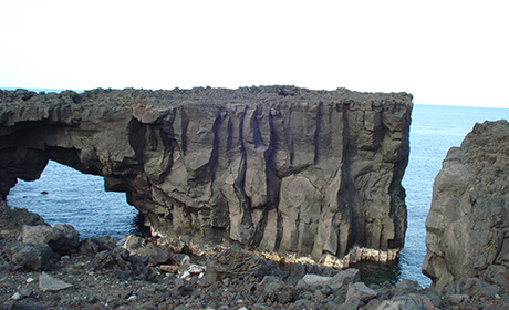 三宅島のおすすめスポット・めがね岩